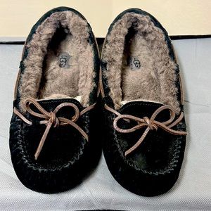 Women’s Black UGG Mockasin